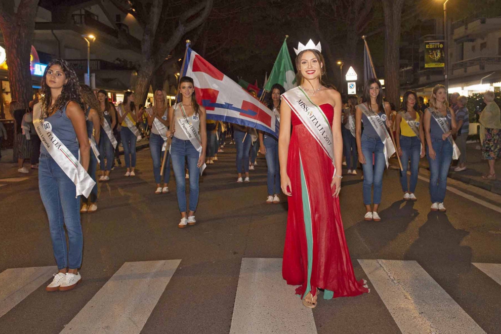 MISS ITALIA, IN 182 SFILANO PER LE VIE DI JESOLO (VE)