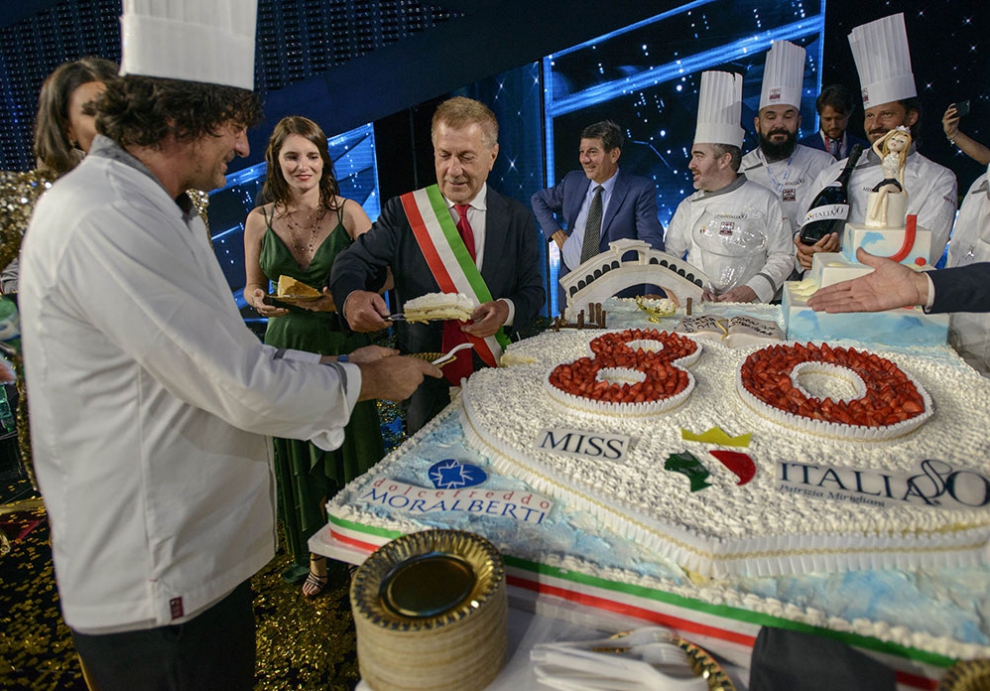 TAGLIO DELLA TORTA PER LA NUOVA MISS