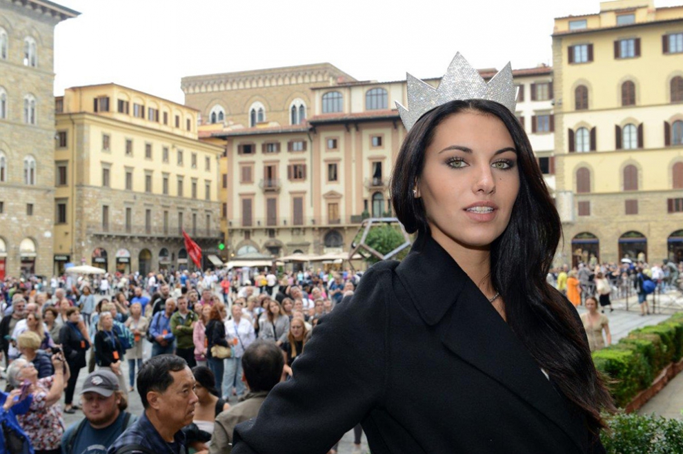 CAROLINA STRAMARE A FIRENZE: TURISTA IN PIAZZA SIGNORIA