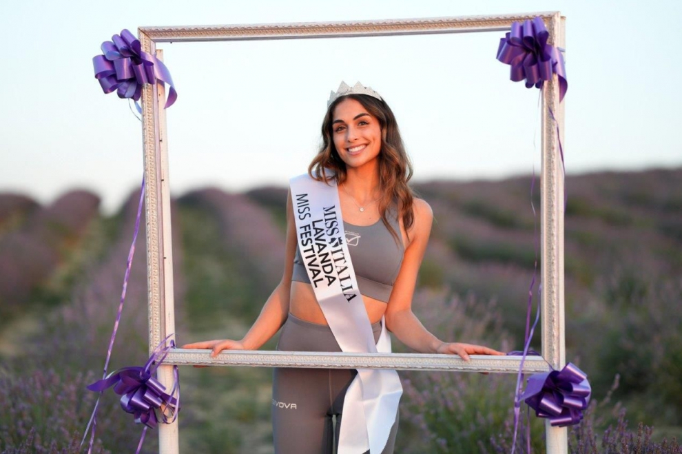 ELETTA “MISS LAVANDA FESTIVAL”. È LA SENESE OFELIA PASSAPONTI.