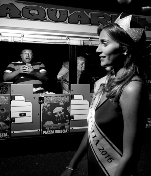 Rachele, Miss Italia 2016, sfila con le 30 miss finaliste per le strade di Jesolo.
