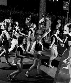 Entusiasmo delle 214 miss che invadono le strade di Jesolo con una lunga parata da Piazza Torino a Piazza Milano